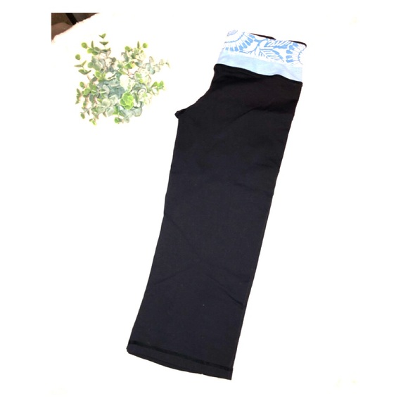 Lululemon black and blue crop